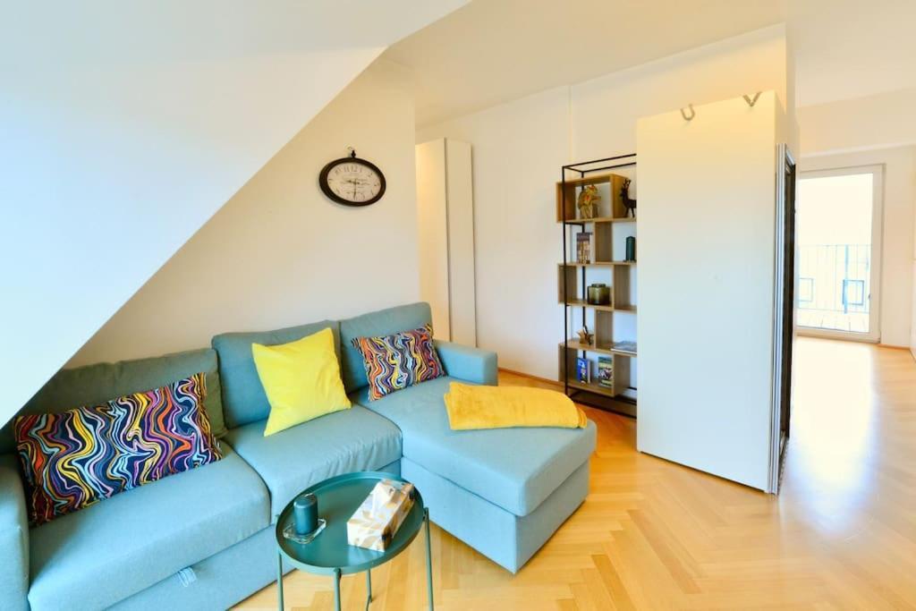 Modern Attic Flat With 2 Bedrooms